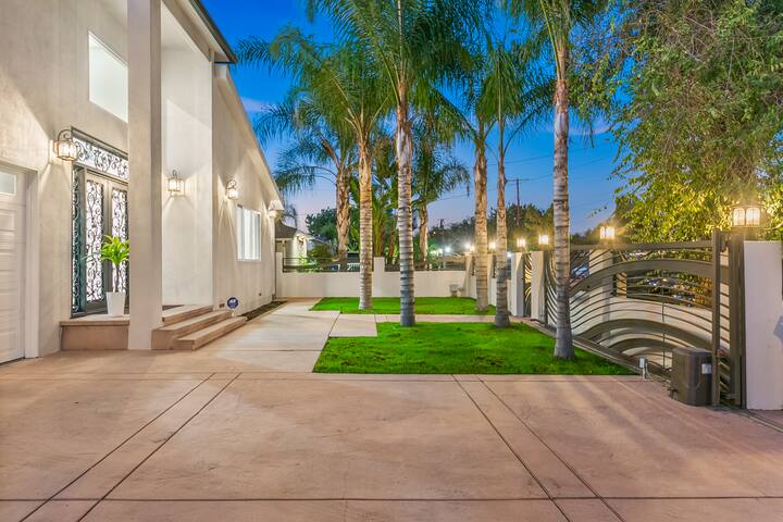 182 – Entertainer’s Dream: Luxury Pool & Spa gallery image 5