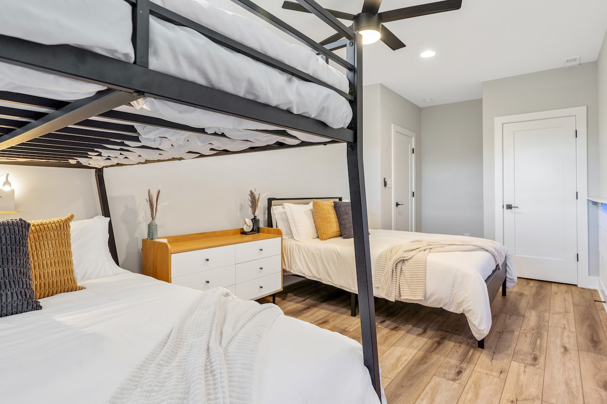 تحتوي هذه الغرفة الواسعة على سريرين كبيرين وسرير بطابقين كاملين.  تأكد من البحث تحت السرير وداخل الخزانة بحثًا عن الألعاب للترفيه عن الأطفال! 