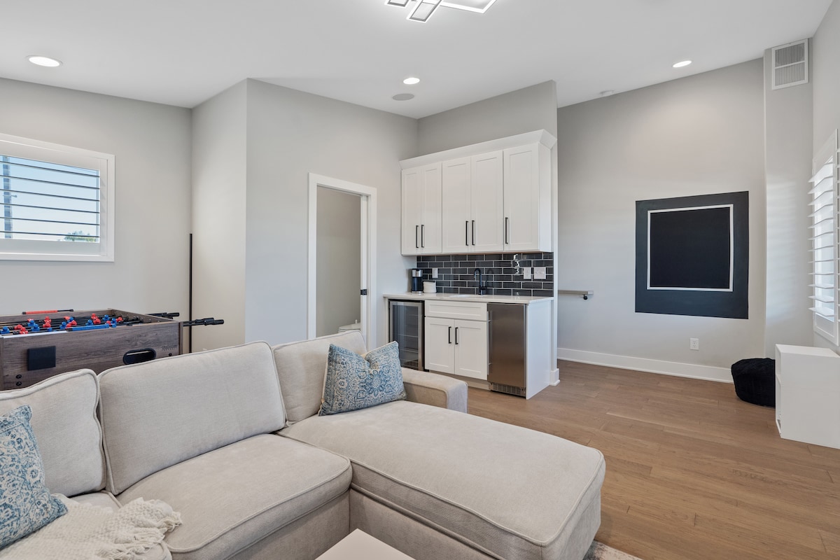 منطقة علوية ترفيهية عالية المستوى مع مطبخ صغير، وتصميم فريد من نوعه من الجدار البولارويد، ومقاعد مريحة، وتلفزيون ذكي 53بوصة وطاولة كرة قدم. أضواء LED ممتعة تجعل هذا المكان المكان المناسب لك. استمتع بوقت ملحمي أثناء الاستمتاع بإطلالة رائعة.