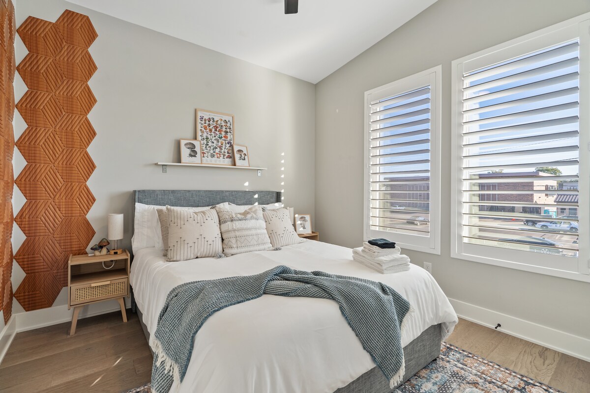 غرفة فطر مصممة بشكل مذهل. سرير كبير مع إضاءة طبيعية وافرة وأسقف مقببة عالية وظلال خشبية للغرفة الرائعة المظلمة أثناء النوم. طاولات جانبية لمحطة شحن USB و Outlet مع مصابيح تعمل باللمس لسهولة الراحة. 