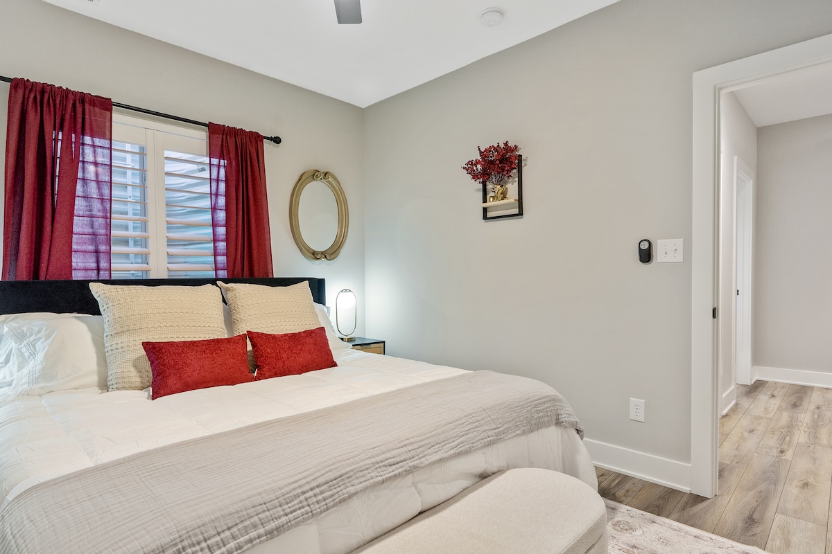 غرفة نوم جميلة بسيطة وأنيقة بشكل لا يصدق باللون الأحمر القرمزي بحجم كينج. سرير مريح بشكل لا يصدق! مروحة سقف مع جهاز تحكم عن بعد، وتلفزيون ذكي 43بوصة، وآلة ضوضاء. تحجب ستائر النوافذ الخشبية أشعة الشمس لقضاء ليلة هادئة.