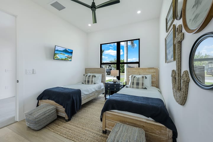 Vydajte sa do pohodlia s touto dvojposteľovou spálňou s námorníckou tematikou a vlastnou kúpeľňou so sprchovacím kútom/vaňou. Táto izba je ideálna pre rodiny alebo priateľov a ponúka útulné útočisko s pobrežným šarmom a moderným vybavením.