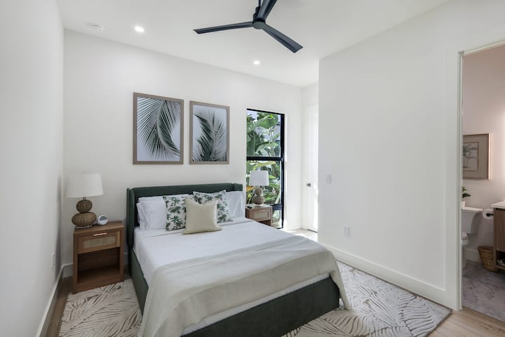 Spálňa s manželskou posteľou s palmovou tematikou s tropickými akcentmi a relaxačnou atmosférou. Má vlastnú kúpeľňu s vlastnou kúpeľňou, ktorá ponúka pohodlie a súkromie pre hostí v svetlom, veselom priestore.