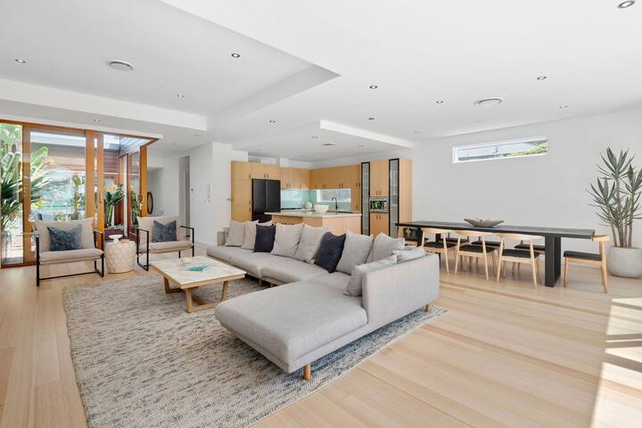 Spectacular Beachfront Apartment gallery image 4