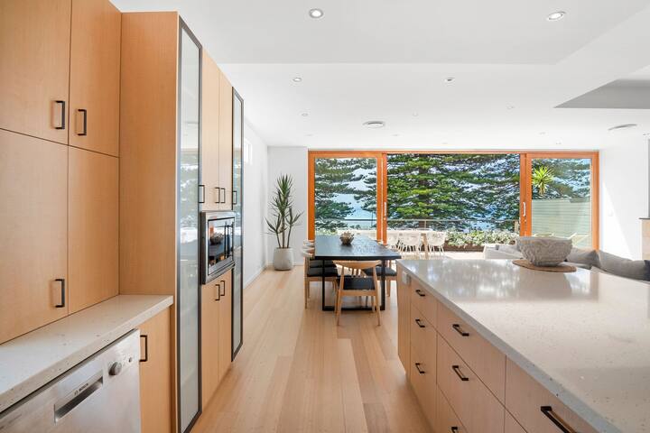 Spectacular Beachfront Apartment gallery image 2