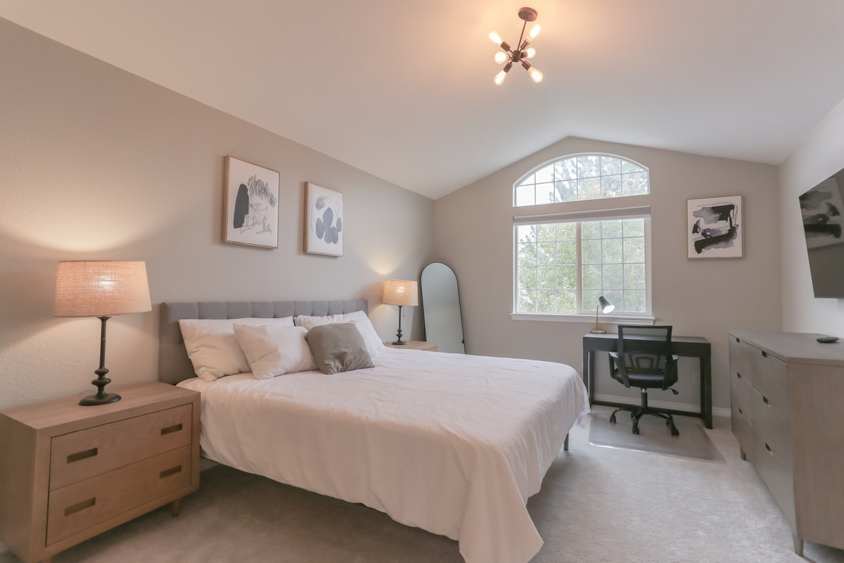 El dormitorio principal ofrece una cama tamaño king, TV inteligente, espacio de trabajo, vestidor y baño privado.