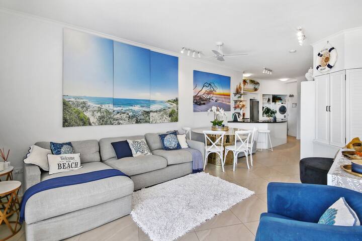 Absolute Beachfront Rolling Surf Resort - Caloundra