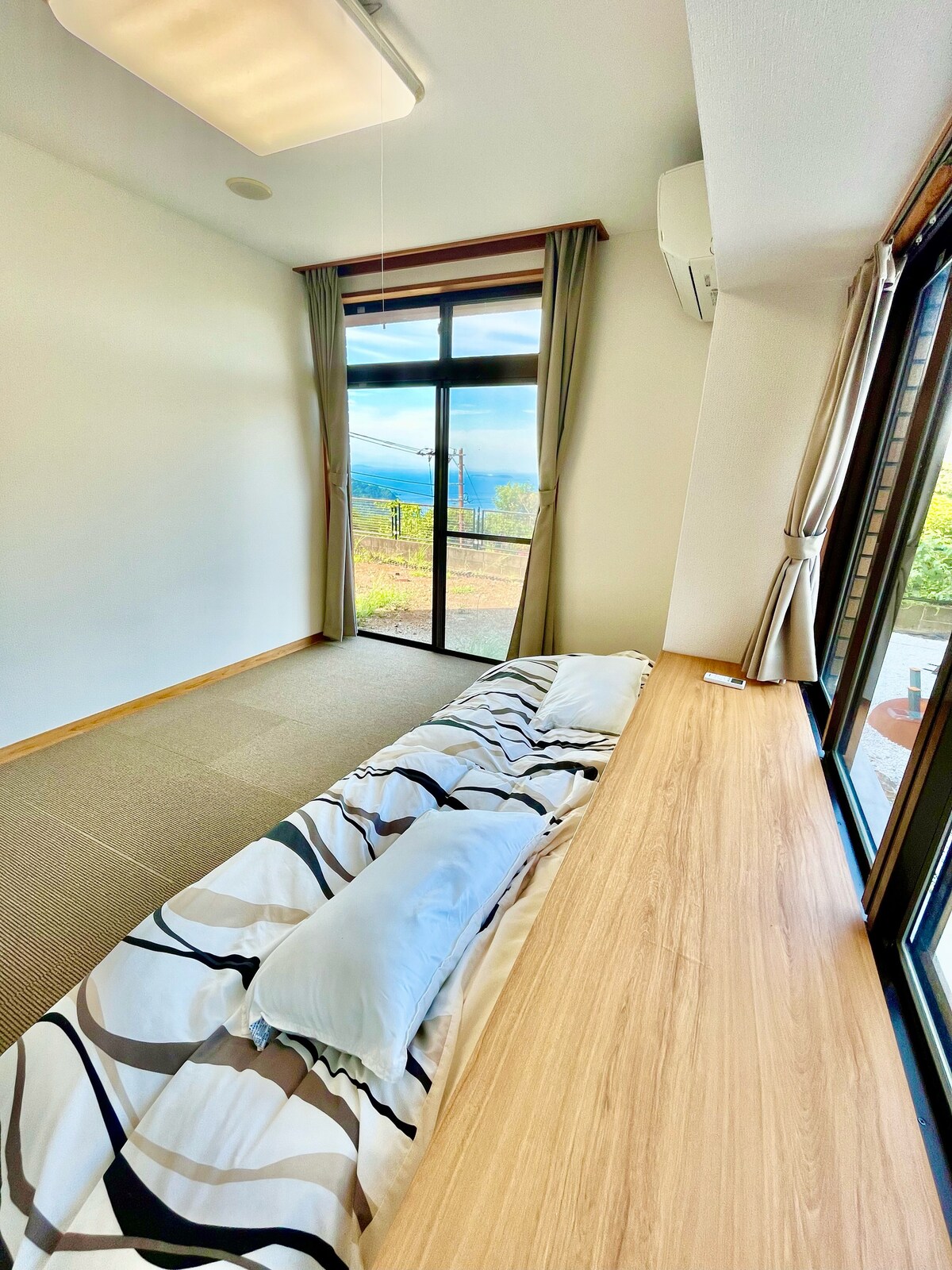 ห้องพักสไตล์ตะวันตกที่ชั้นล่างมีพื้นที่สำหรับฟูกนอน 3 ชุด
เราจะจัดเตรียมฟูกให้ตามจำนวนคน คุณจึงใช้พื้นที่ว่างได้ฟรี