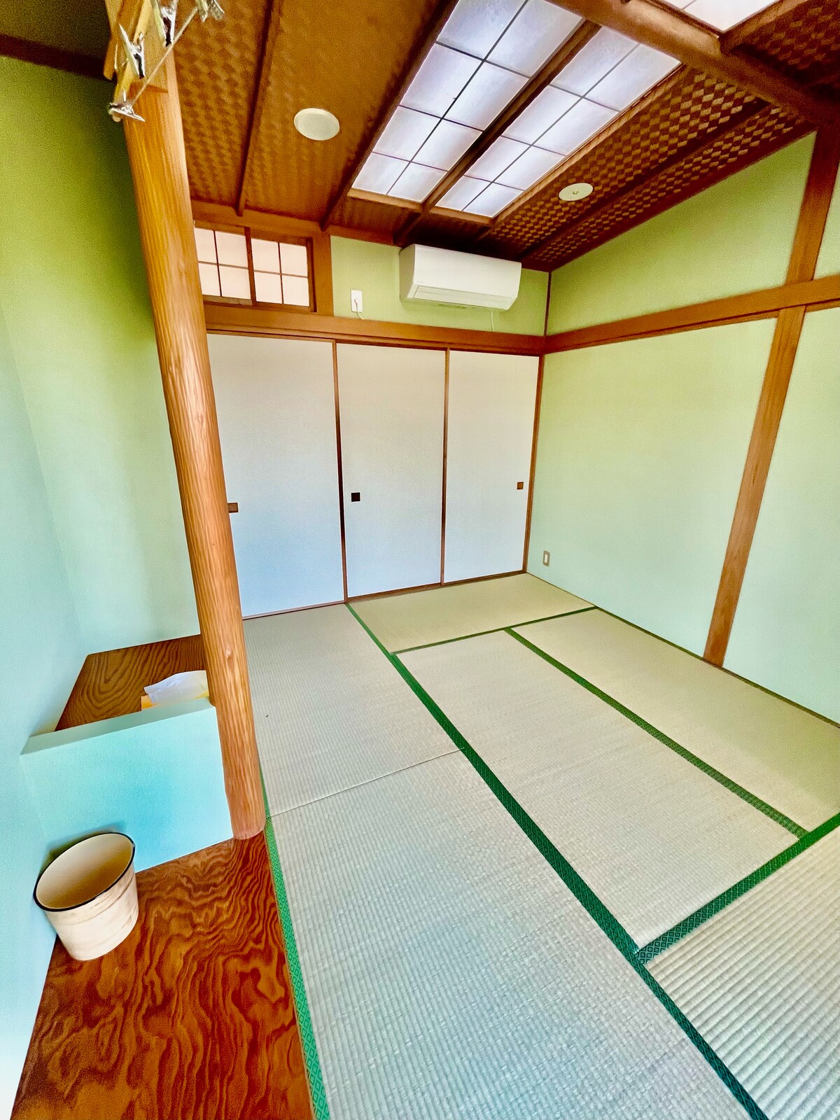 มีฟูกนอนประมาณ 3 ชุดในห้องสไตล์ญี่ปุ่นที่ชั้น 1
พักผ่อนในพื้นที่เงียบสงบพร้อมเสื่อทาทามิ