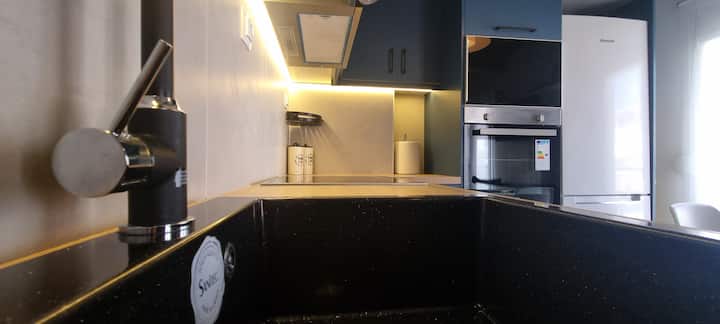 Renovated Architect's Apartment - Thessaloniki Airport Makedonia (SKG)