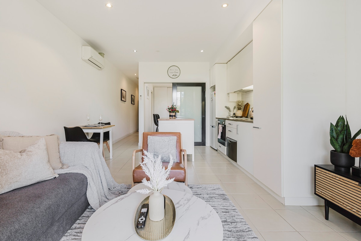 Top Airbnb: Casablanca |5 min 2 MCG| Patio | Parking | Netflix in East Melbourne