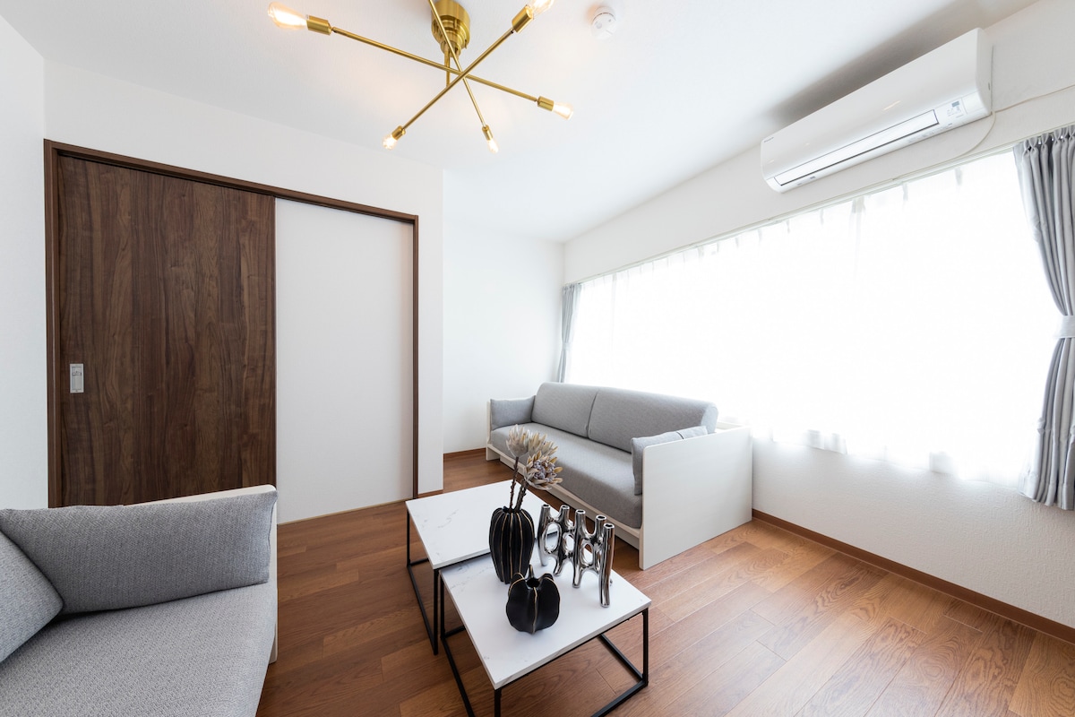 ️ მკვეთრი სინათლე მისაღებ ოთახში

ფართო და მზიანი მისაღები ოთახი 2 გასაშლელი დივნითა და კონდიციონერით ☀️❄️
შესანიშნავი არჩევანი დასასვენებლად ან დასაძინებლად — იდეალურია ოჯახებისთვის და გრძელვადიანი სტუმრობებისთვის ‍‍‍✨