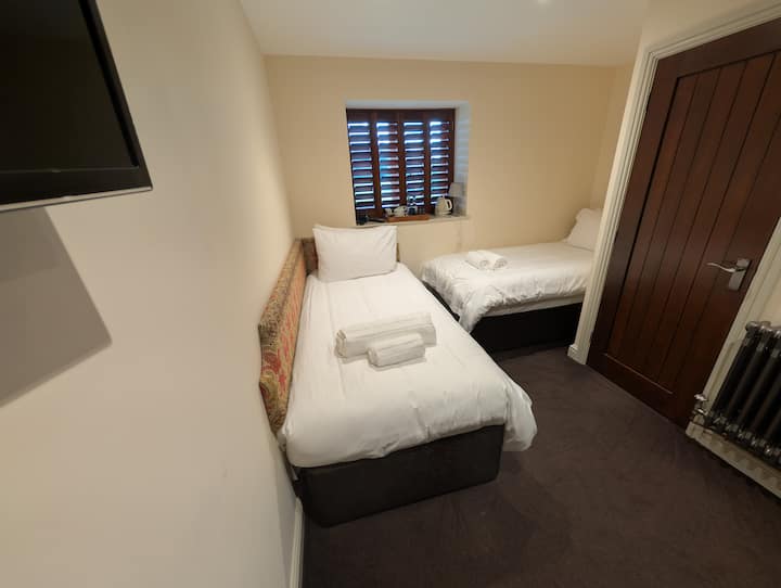 Classic Twin Room At The Bell - Chard