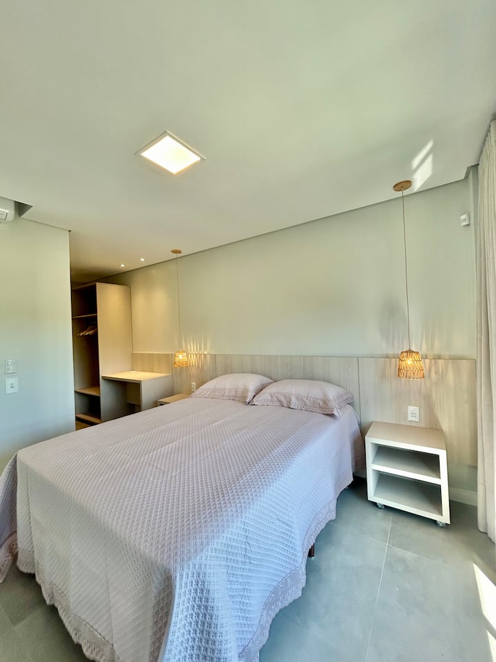 Master Suite s bračnim krevetom.
Topli i hladni klima-uređaj.
Ormar sa zrcalom.
Stol za kućni ured.
Automatske rolete i lanene zavjese.
Cobreleito.