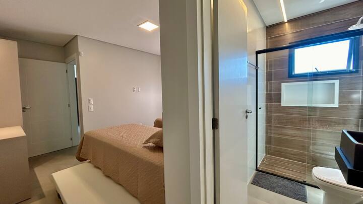 Suite 2 na katu
Klimatizirano
2 kreveta za 1 osobu 
1 pomoćni krevet s terasom
Automatske rolete i zavjese za posteljinu
Colchões/Jastuci s navlakama
Cobreleitos e Cobreleitos
Ormar s vješalicama i policama
Ogledalo
Stol za kućni ured