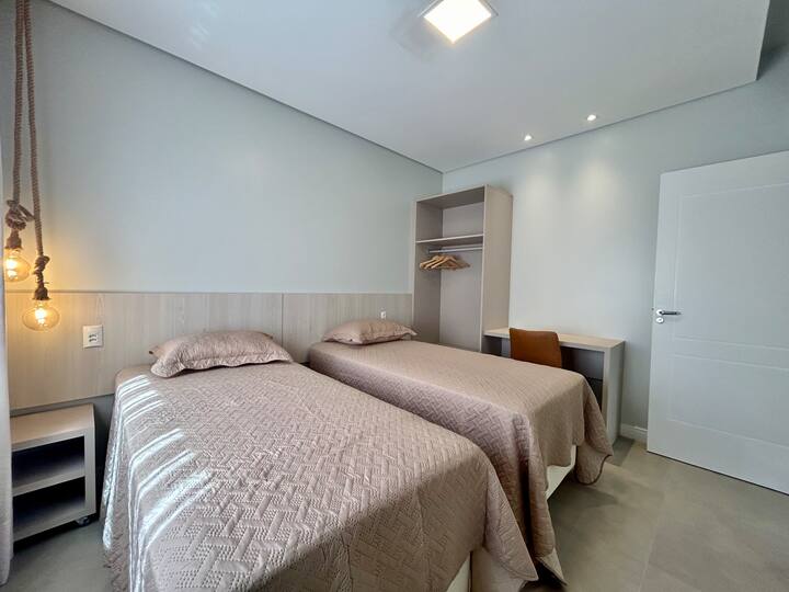 Spavaća soba u prizemlju
Klimatizirano
Dva kreveta za jednu osobu
Kućni uredski stol
Ormar s vješalicama i policama
Automatske rolete i zavjese za posteljinu
Noćna mesinha s visećom svjetiljkom
2 jastuka i bakar
Ogledalo