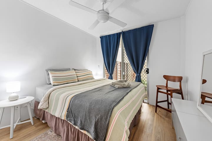 King Bed, Overhead ვენტილატორი (Aircon გარედან), ჩაშენებული გარდერობი + იხსნება უკანა ეზოში