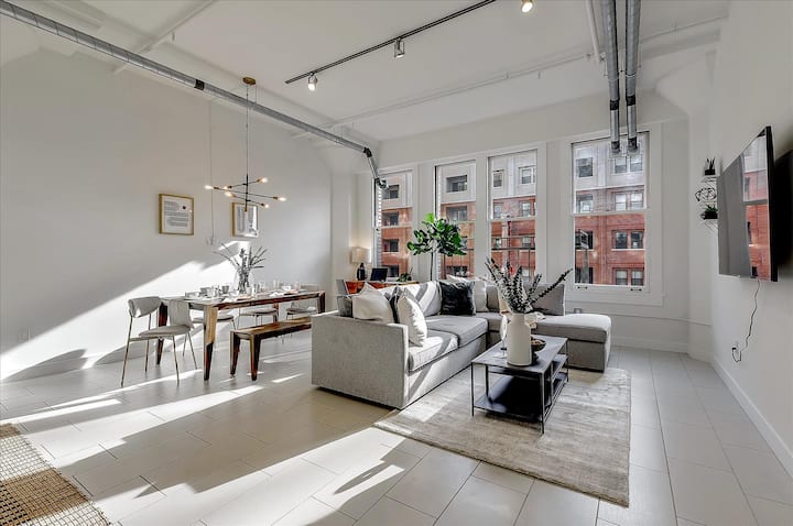 Stylish Condo W/ Bbq, Pool & Gym Near Downtown - Los Angeles, CA