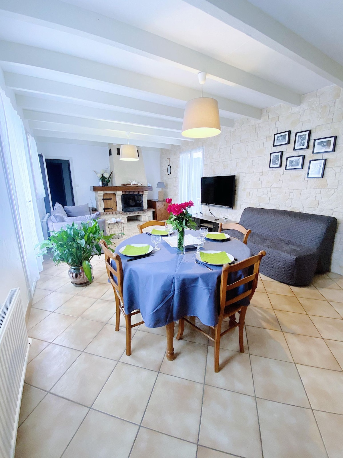 Successful Airbnb property: The Flag Refuge. Rated 3*. 1 to 8 people. in Jouvence