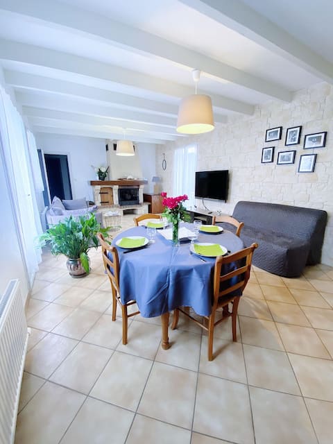 Successful Airbnb property: The Flag Refuge. Rated 3*. 1 to 8 people. in Jouvence