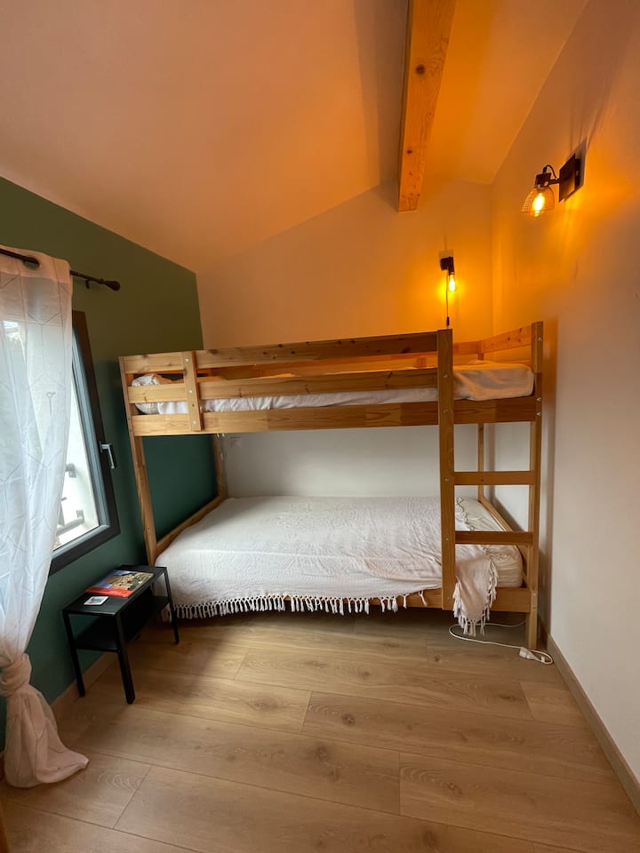 2 single bunk beds each.
Sheets available upon request at the time of booking and to be paid on-site. 