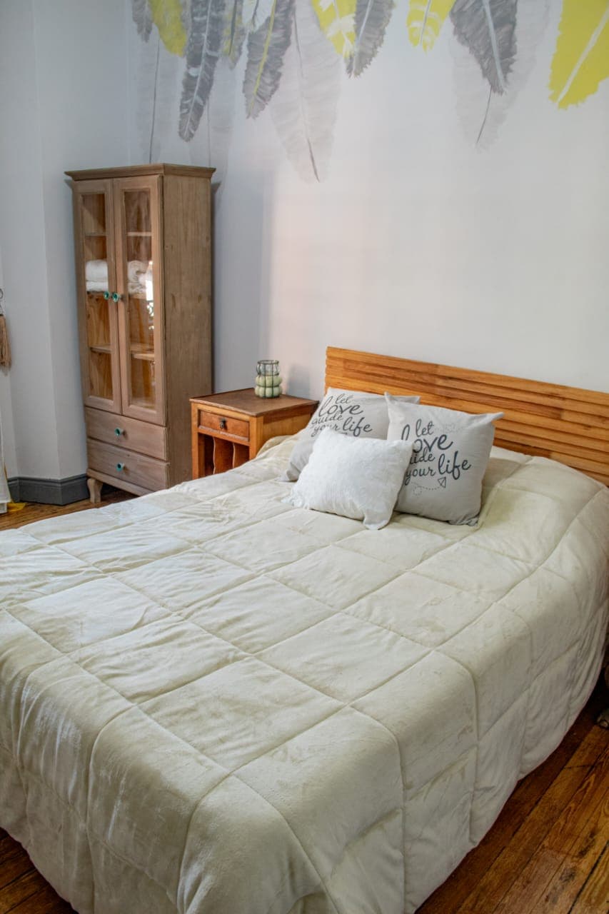 Ambiente con cama doble y baño privado en San Telmo
