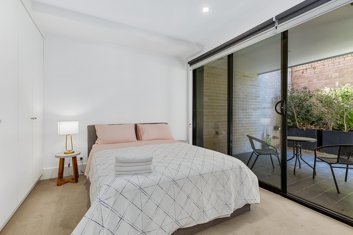 Скриено во срцето на домот, нашето удобно катче за јадење нуди шармантно место за утринско кафе или вечерни оброци. Рустикалните дрвени столови и свежата бела маса создаваат топла, привлечна атмосфера. Тоа е совршено место за почеток или крај на денот.