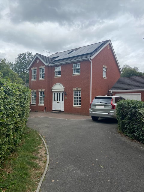 Large! Sleeps 10! Free parking!