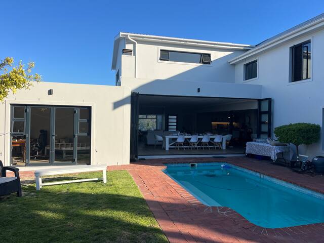 Entertainers dream holiday house gallery image 4