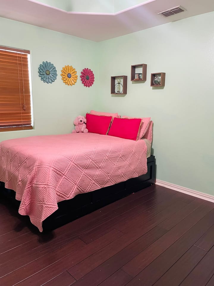 Bračni krevet s dodatnim dvostrukim madracem na izvlačenje. U ovoj se prostoriji nalazi i madrac na napuhavanje s bračnim krevetom za dodatni prostor za spavanje. Maksimalno 5 osoba može spavati u ovoj sobi koja se nalazi na katu 