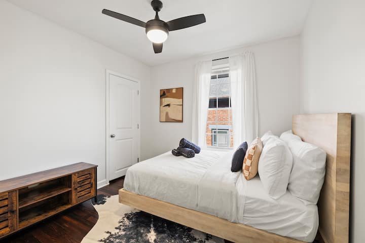 Ნათელი, ჰაეროვანი და მიმზიდველი.  Დატკბით ბუნებრივი სინათლით ამ მომხიბლავ საძინებელში.  Მშვიდი დასვენება გელით.