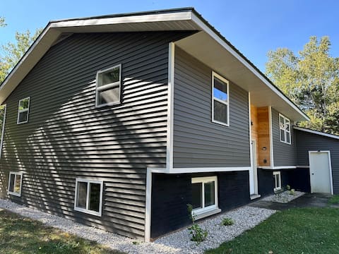 The 8's: farmhouse chic getaway w/garage access