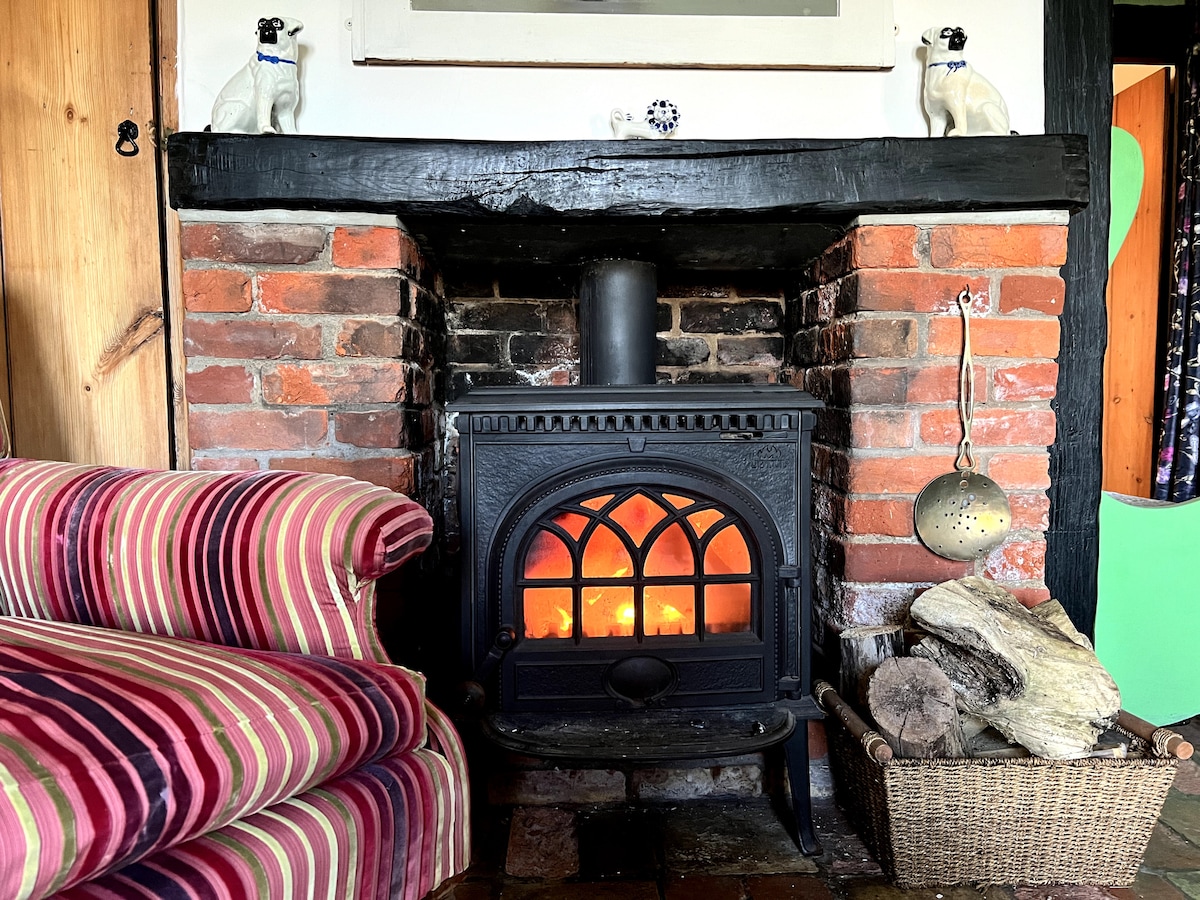Top performing Airbnb: Enchanting riverside retreat. Norfolk Broads haven in South Norfolk