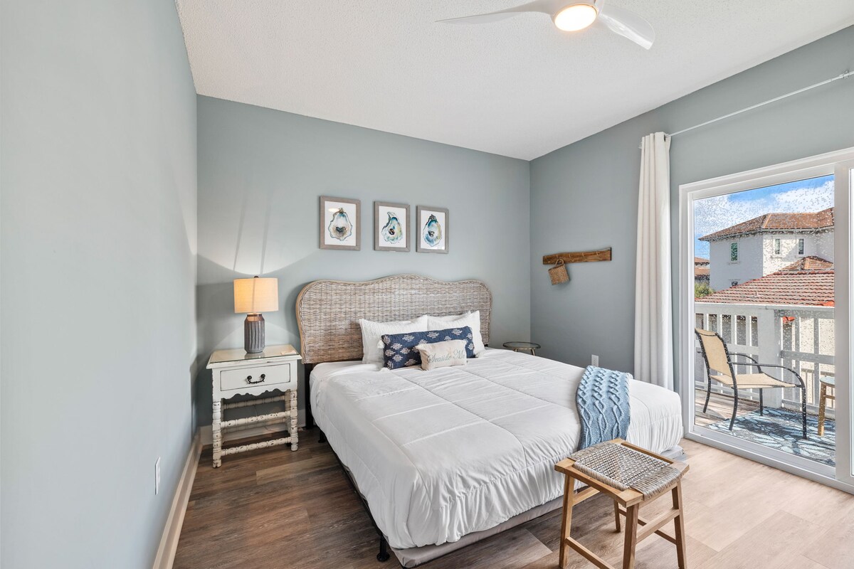 הסוויטה הראשית כוללת מיטת קינג סייז, מרפסת פרטית וארון כניסה