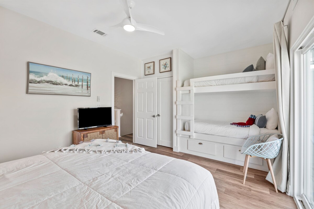 חדר שינה משני כולל מיטת קווין סייז, שתי מיטות קומתיים (מקום ל -4). יש גם מרפסת פרטית וכיור נוח בחדר. חדר רחצה ושירותים משותף נמצא במסדרון בין שני חדרי שינה.