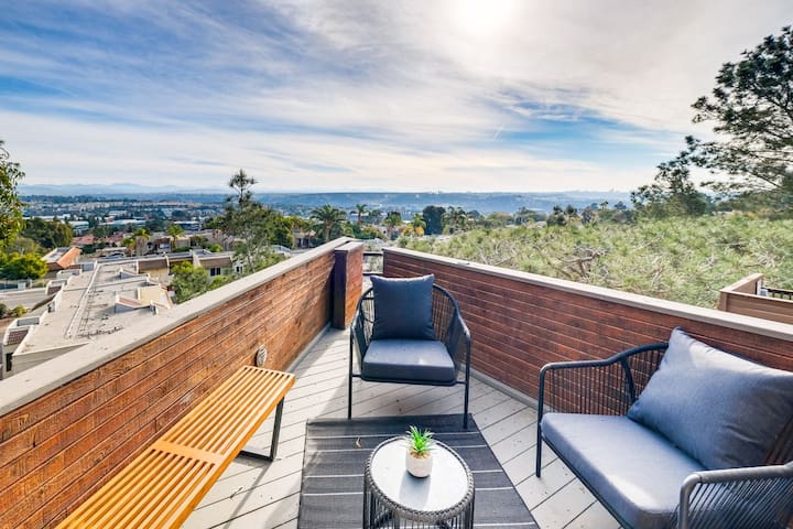 Stunning Del Mar Home w/ Deck *1 Mile To Beach*