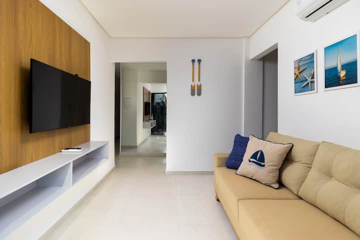 סלון פרטי עם נוף לרחוב! הוא כולל טלוויזיה חכמה, מיזוג אוויר וספה (לא נשלפת).