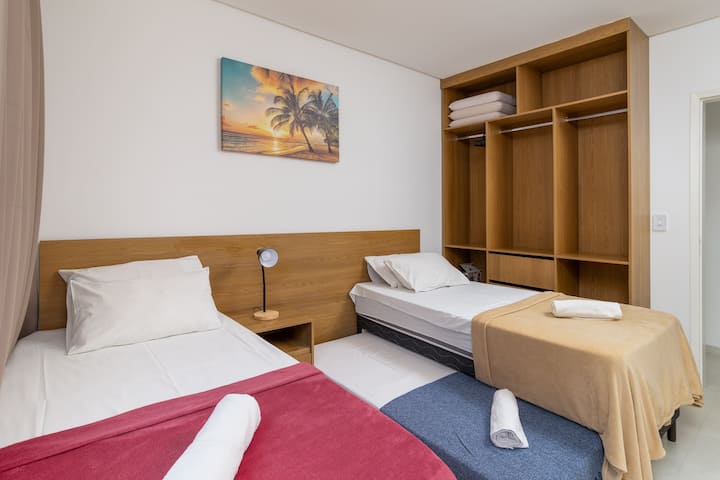 החדר החברתי שלנו כולל 2 מיטות יחיד וביקמה שנמצאת בין השניים. 