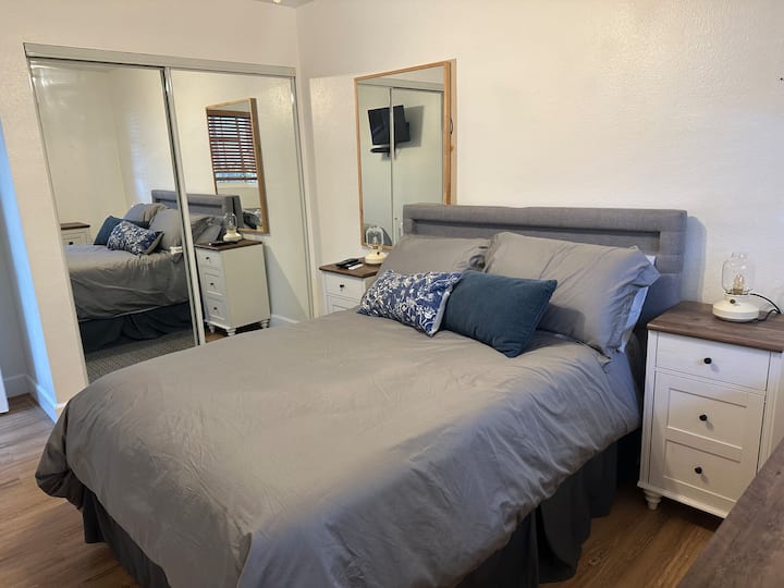 เตียงควีนไซส์ ชั้นวางกระเป๋าเดินทางในห้องนอน และที่เล่นสำหรับทารก 1 ชิ้น