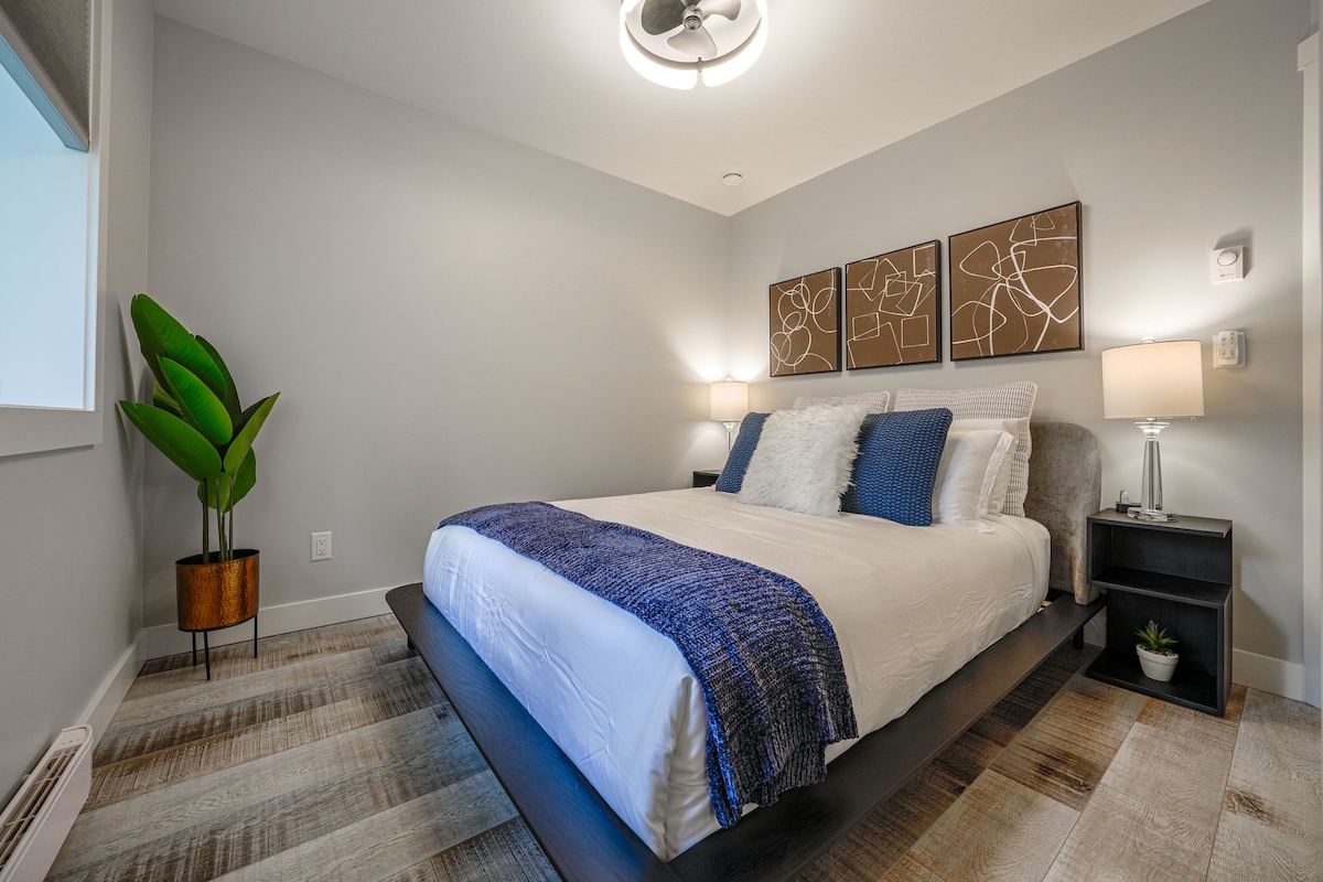 Visokokvalitetni madrac, posteljina i popluni, dodatni jastuci, stalak za prtljagu i spremište za odjeću u ormaru. Stropni ventilator s led rasvjetom, noćni ormarići imaju struju i usb vezu. Zatamnite roletne na prozoru.