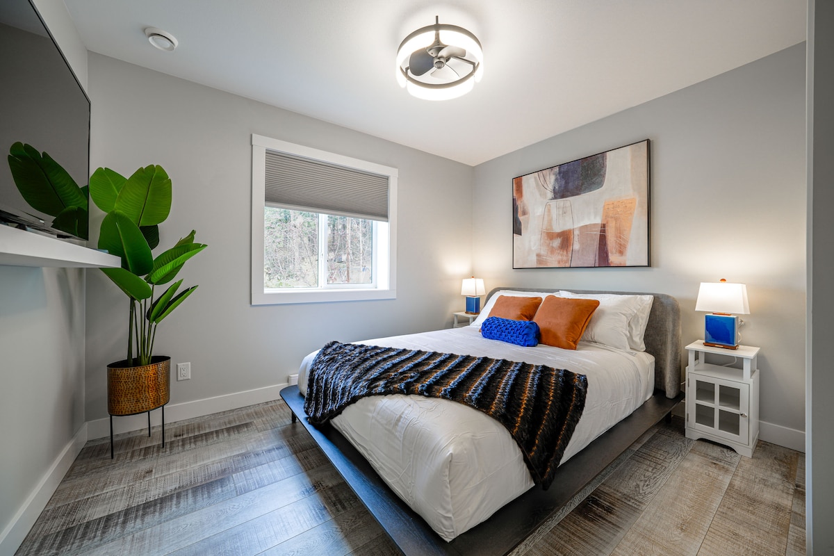 Bračni krevet (160x200) s kvalitetnim madracem,  posteljinom i poplunom. Pametni TV od 48"s kabelskom televizijom i Wi-Fi mrežom, stropni ventilator s led rasvjetom. USB i struja ugrađeni u noćne ormariće, stalak za prtljagu i spremište za odjeću u ormarima.