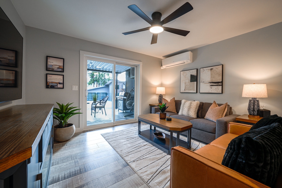 Udoban i privlačan prostor savršen za opuštanje nakon napornog dana. Ima udoban bračni krevet za skrivanje, odjeven u visokokvalitetnu posteljinu i mekani poplun za odličan san. 