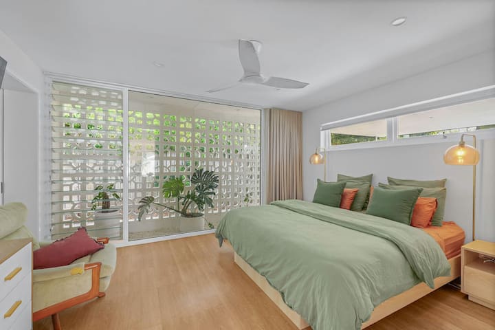 Quarto 1 (Master): Cama king size, suíte luxuosa com um grande roupão. Este retiro privado está localizado em sua própria ala da casa, oferecendo aos pais uma fuga tranquila. Inclui persianas de bloqueio, TV e um espaço sereno para relaxar.