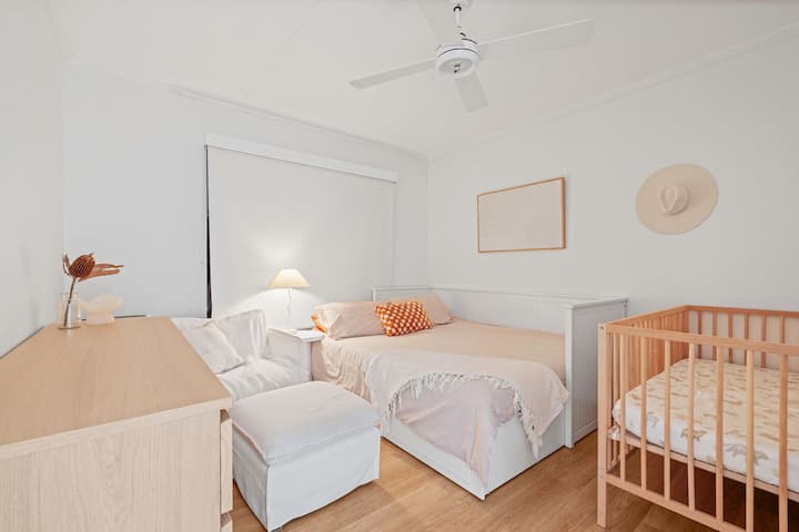 Quarto 3: Cama queen size (conversível em solteiro) com persianas para privacidade, ampla gaveta e armário e uma bela vista para a horta. Um berço portátil pode ser fornecido mediante solicitação.