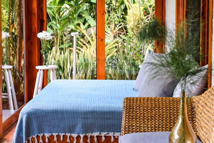 Für Gruppen über sechs Personen bieten wir flexible Schlafmöglichkeiten: Verwandle diese Innenterrasse in ein halbprivates Zimmer mit Vorhängen und Klimaanlage oder füge den bestehenden Schlafzimmern zwei Einzelbetten hinzu, wobei die Terrasse als gemeinsam genutzter Raum gehalten wird.