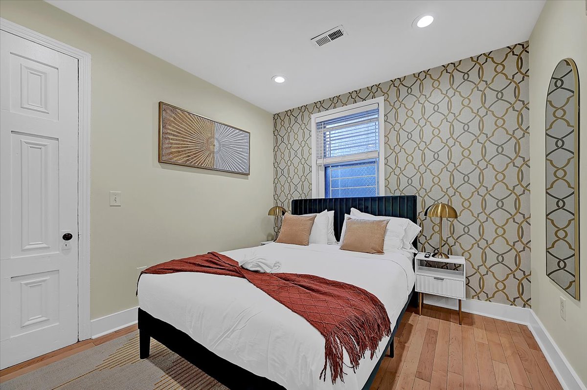 Влезете во пријатна спална соба дизајнирана за удобност, со плишан брачен кревет (широк 150 – 179 см) со мека постелнина, елегантен ѕиден декор и топол килим во жолта боја – идеално за мирни ноќи и бавни утра исполнети со природна светлина.