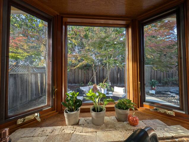 Cozy Stay | Pet-Friendly | Near Tech & Schools gallery image 3