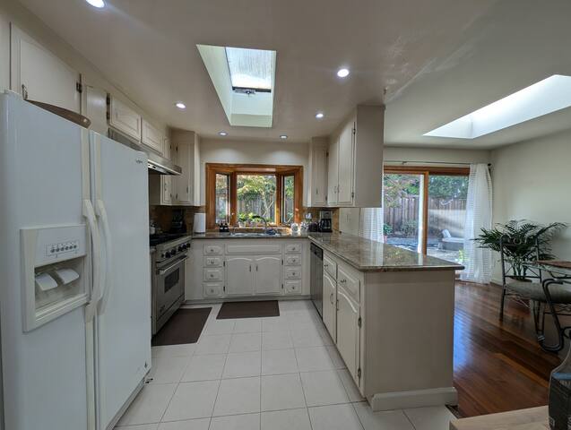 Cozy Stay | Pet-Friendly | Near Tech & Schools gallery image 5