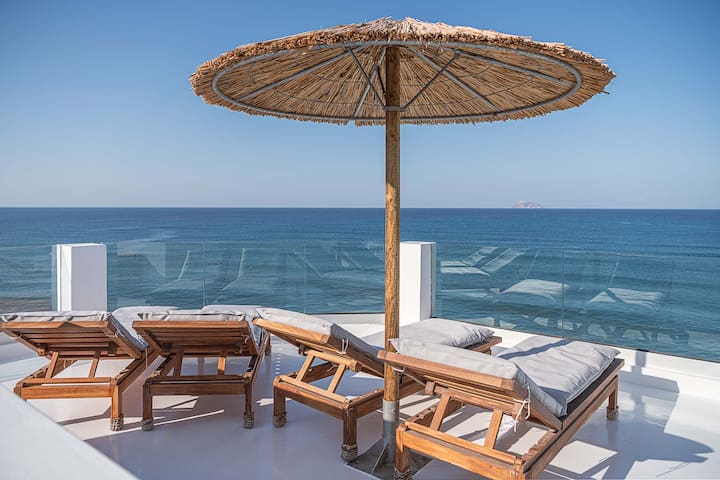 Beachfront Villa in Kalamaki