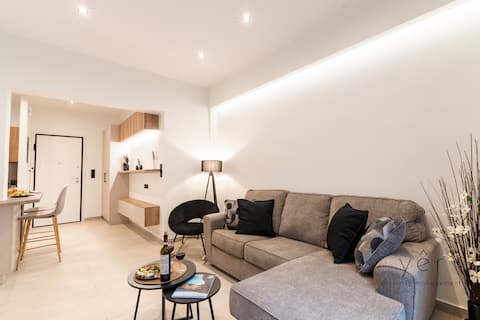 Top performing Airbnb: Marina-Front Apartment by Pasalimani Yacht Port in ΛΙΜΗΝ ΖΕΑΣ (ΠΑΣΑΛΙΜΑΝΙ)